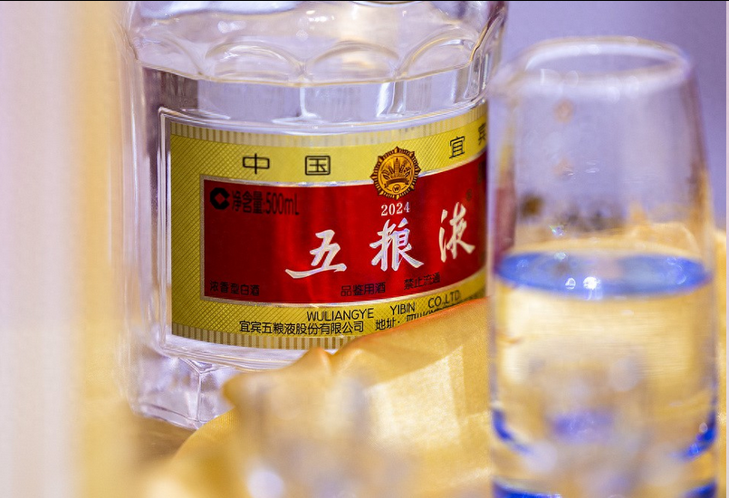 一比一复刻白酒五粮液突然降价，十年首次
